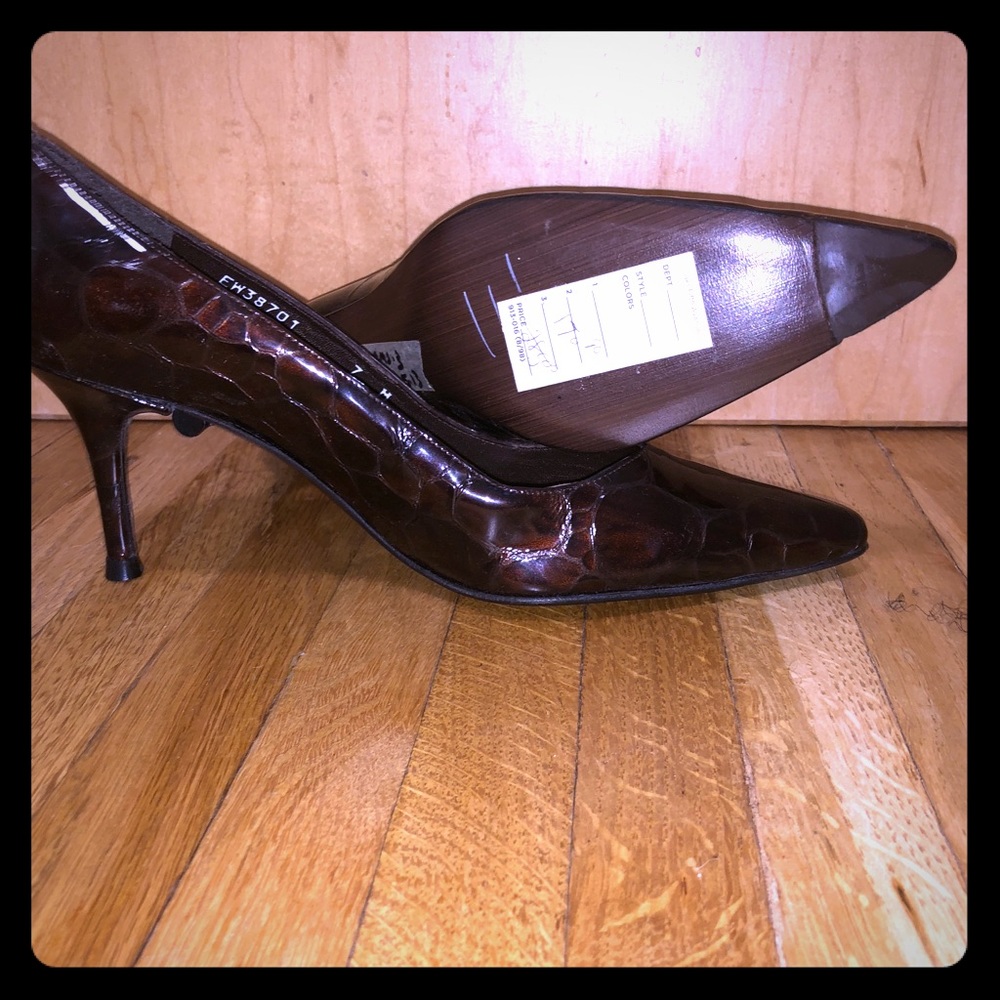 Stuart Weitzman - NWOB Low Heel Alligator Pump